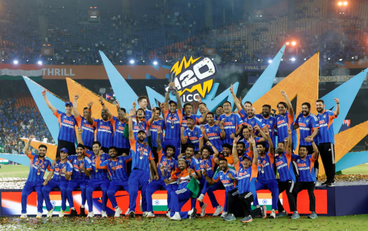 Gautam Gambhir और सूर्यकुमार यादव T20 विश्व कप 2026 ट्रॉफी के साथ मुस्कुराते हुए खड़े हैं, भारत की ऐतिहासिक जीत का जश्न मनाते हुए।