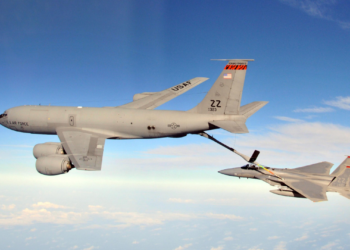 US Air Force KC-135R Stratotanker F-15C Eagle को रिफ्यूल करते हुए, Kadena AB के ऊपर उड़ान, ग्रे कैमोफ्लाज में। KC-135 Plane