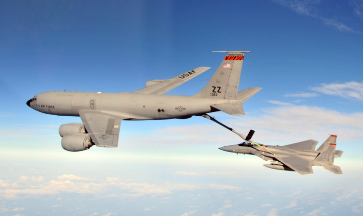 US Air Force KC-135R Stratotanker F-15C Eagle को रिफ्यूल करते हुए, Kadena AB के ऊपर उड़ान, ग्रे कैमोफ्लाज में। KC-135 Plane