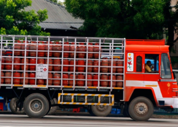 LPG सिलेंडर से भरा ट्रक – घरेलू सप्लाई बढ़ाने के प्रयास के बीच, लेकिन कमी अभी भी बनी हुई है। bombay high court