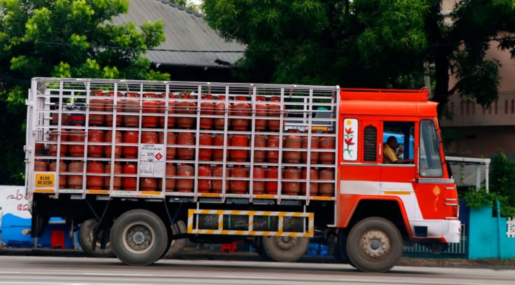 LPG सिलेंडर से भरा ट्रक – घरेलू सप्लाई बढ़ाने के प्रयास के बीच, लेकिन कमी अभी भी बनी हुई है। bombay high court