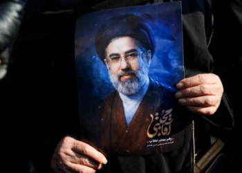 ईरान सुप्रीम लीडर मोज़तबा ख़ामेनेई का पोस्टर समर्थकों द्वारा प्रदर्शन, 2026 में उत्तराधिकार के बाद रैली में | Iran Supreme Leader Mojtaba Khamenei