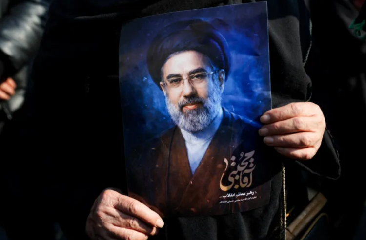 ईरान सुप्रीम लीडर मोज़तबा ख़ामेनेई का पोस्टर समर्थकों द्वारा प्रदर्शन, 2026 में उत्तराधिकार के बाद रैली में | Iran Supreme Leader Mojtaba Khamenei