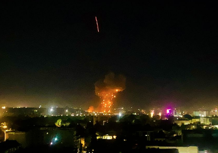 काबुल शहर में पाकिस्तानी एयरस्ट्राइक के दौरान विस्फोट – रात के आकाश में आग का गुबार और धुआं, CNN की तस्वीर जो हमले की तीव्रता दिखाती है। Kabul Hospital attack