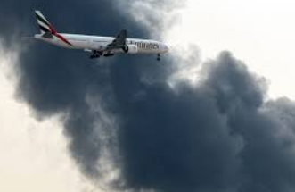 दुबई इंटरनेशनल एयरपोर्ट के पास ड्रोन अटैक से लगी आग और काला धु | UAE Airspace Closure