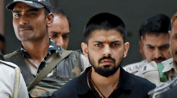 Lawrence Bishnoi पुलिस सुरक्षा के साथ अमृतसर कोर्ट से बाहर आते हुए, 2022 की फोटो - गैंगस्टर लॉरेंस बिश्नोई लेटेस्ट न्यूज़ 2026