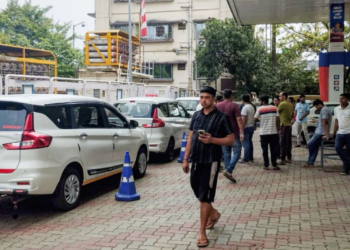 कोलकाता या भारत में व्यस्त पेट्रोल पंप पर लोग और गाड़ियाँ कतार में, Petrol Diesel Price अपडेट के साथ मार्च 2026 की न्यूज इमेज | Petrol Diesel Price