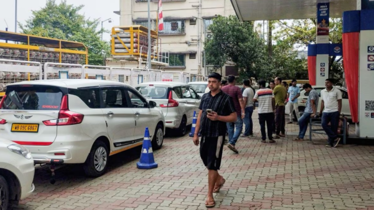कोलकाता या भारत में व्यस्त पेट्रोल पंप पर लोग और गाड़ियाँ कतार में, Petrol Diesel Price अपडेट के साथ मार्च 2026 की न्यूज इमेज | Petrol Diesel Price