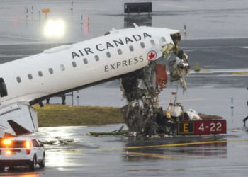 तस्वीरों में आप देख सकते हैं कि विमान का नोज कैसे पूरी तरह नष्ट हो गया और मलबा रनवे पर बिखरा पड़ा है। Air Canada plane crash