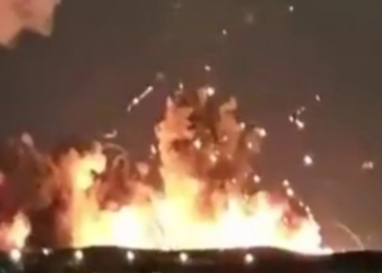 इस्फाहान में भयंकर विस्फोट: रात के आसमान में उठती आग की लपटें और धुआं - Isfahan Strikes 2026