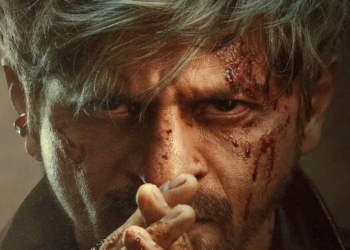 ShahRukh Khan किंग मूवी 2026 में सिल्वर हेयर लुक, खून से सने चेहरे और तीखी नजर के साथ