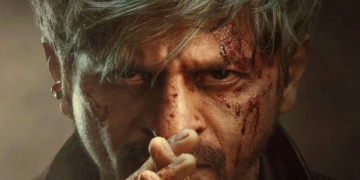 ShahRukh Khan किंग मूवी 2026 में सिल्वर हेयर लुक, खून से सने चेहरे और तीखी नजर के साथ