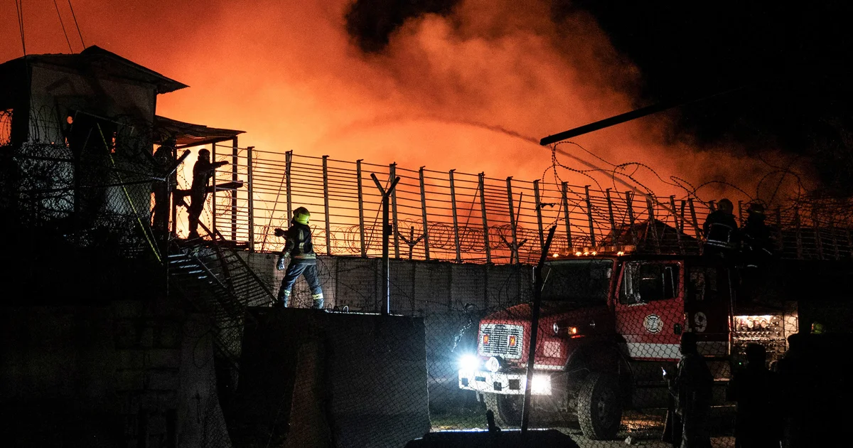 रेस्क्यू टीम्स Kabul Hospital के बाहर – आग की लपटों के बीच फायर ट्रक और फायरफाइटर्स, CBS News की इमेज जो घटना के बाद की स्थिति दर्शाती है।