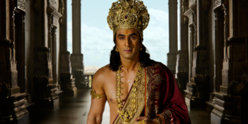 रणबीर कपूर भगवान राम के दिव्य रूप में, सोने का मुकुट और आभूषण पहने हुए शांत लेकिन शक्तिशाली मुद्रा में | Ramayana Teaser