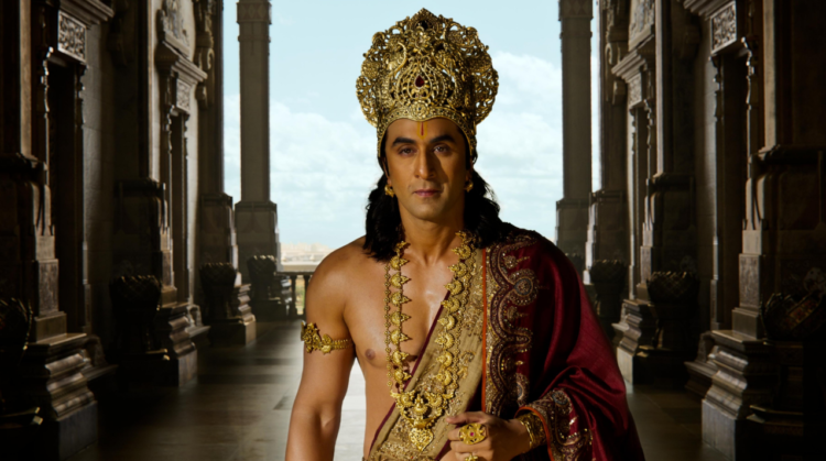 रणबीर कपूर भगवान राम के दिव्य रूप में, सोने का मुकुट और आभूषण पहने हुए शांत लेकिन शक्तिशाली मुद्रा में | Ramayana Teaser