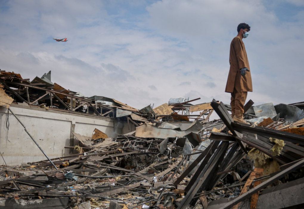 काबुल में भूकंप प्रभावित क्षेत्र में राहतकर्मी, अफगानिस्तान earthquake 2026 की तस्वीर