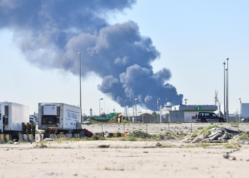 कुवैत अटैक टुडे 2026 - मीना अल अहमदी ऑयल रिफाइनरी में ईरानी ड्रोन हमले के बाद लगी आग और धुआं | Kuwait Attack Today