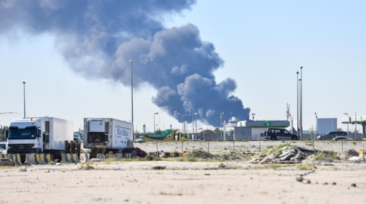 कुवैत अटैक टुडे 2026 - मीना अल अहमदी ऑयल रिफाइनरी में ईरानी ड्रोन हमले के बाद लगी आग और धुआं | Kuwait Attack Today