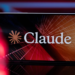 Claude ब्रांड का स्मार्टफोन पर दिखाया गया विजुअल।anthropic ai emotions study