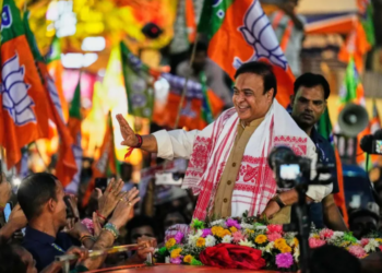 Himanta Biswa Sarma असम चुनाव 2026 रैली में जनता को संबोधित करते हुए, BJP-AGP गठबंधन की मजबूत स्थिति दिखाते हुए