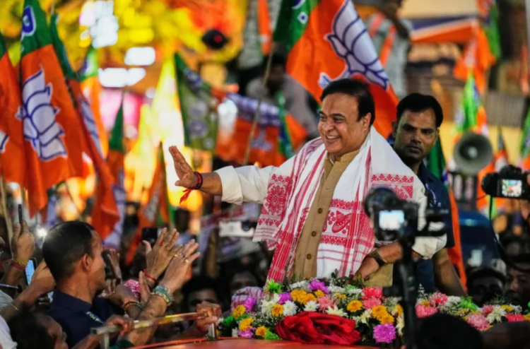 Himanta Biswa Sarma असम चुनाव 2026 रैली में जनता को संबोधित करते हुए, BJP-AGP गठबंधन की मजबूत स्थिति दिखाते हुए