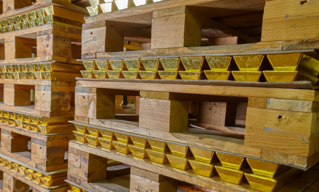 France Gold Reserves स्टोरेज - Banque de France पेरिस में लकड़ी के पेलेट्स पर रखे सोने के बार