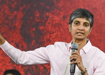 Menaka Guruswamy पब्लिक स्पीच देते हुए, भारत की पहली खुलेआम क्वियर राज्यसभा सांसद की पोर्ट्रेट इमेज