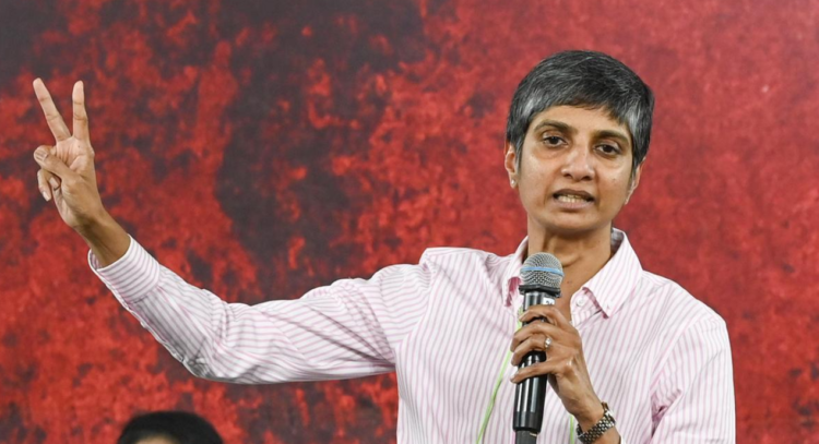 Menaka Guruswamy पब्लिक स्पीच देते हुए, भारत की पहली खुलेआम क्वियर राज्यसभा सांसद की पोर्ट्रेट इमेज