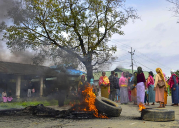 ये क्लासिक दृश्य है – Bishnupur में सड़क जाम और टायर जलाने का। Manipur violence