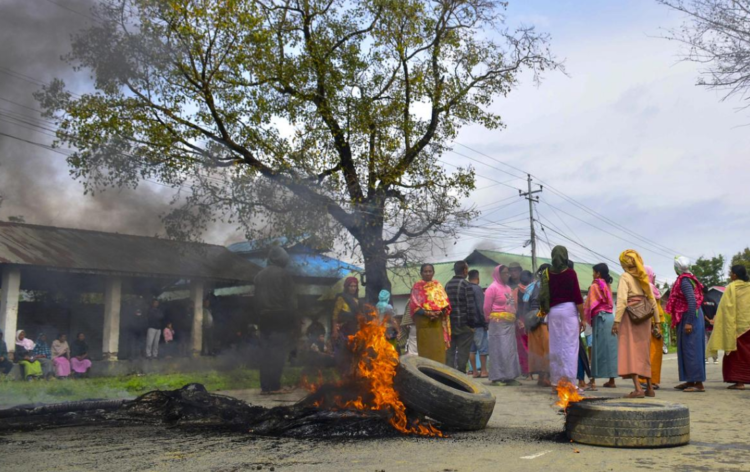 ये क्लासिक दृश्य है – Bishnupur में सड़क जाम और टायर जलाने का। Manipur violence