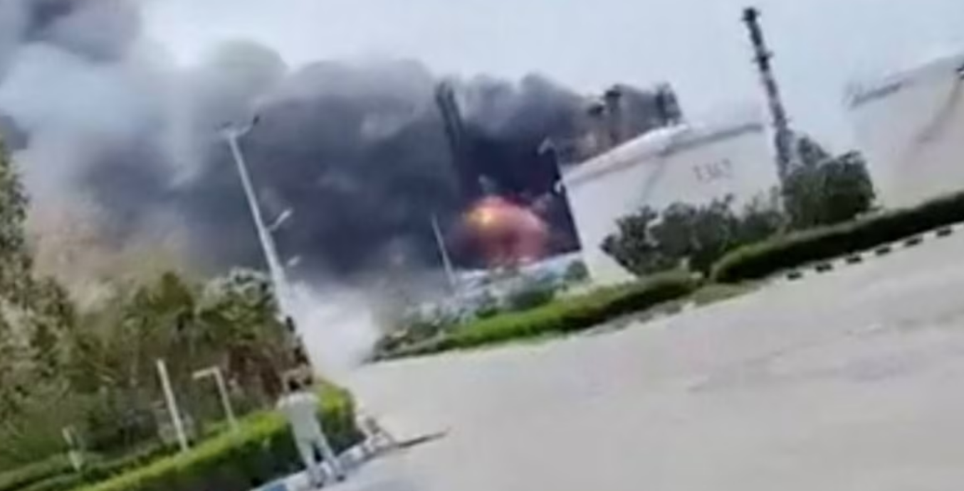 ईरान लवान ऑयल रिफाइनरी में हमले के बाद आग भड़कती हुई और धुआं उठता हुआ - Latest Iran Oil Refinery News