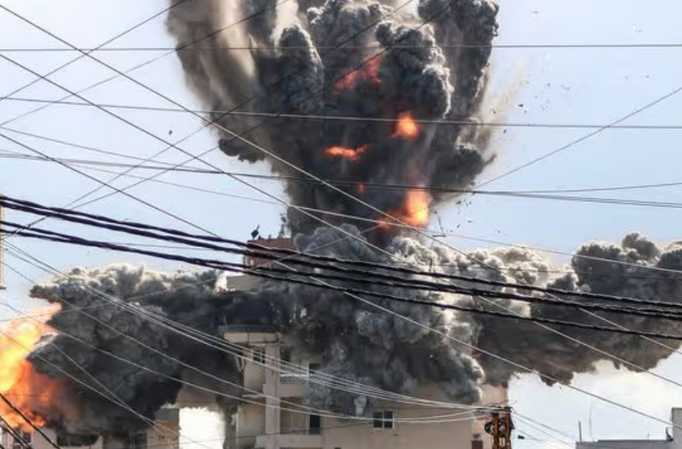 ईरान लवान आइलैंड ऑयल रिफाइनरी हमले के बाद आग और धुएं का भयानक दृश्य | iran oil refinery