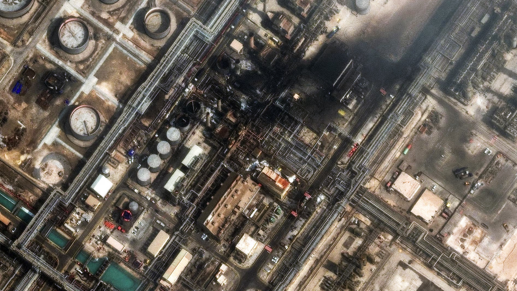 लवान ईरान ऑयल रिफाइनरी का सैटेलाइट इमेज जिसमें हमले के बाद डैमेज दिख रहा है | iran oil refinery