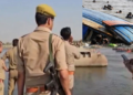 Vrindavan केशी घाट पर नाव हादसा 2026, पुलिस अधिकारी और डूबी नाव का दृश्य, रेस्क्यू ऑपरेशन