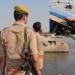 Vrindavan केशी घाट पर नाव हादसा 2026, पुलिस अधिकारी और डूबी नाव का दृश्य, रेस्क्यू ऑपरेशन