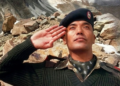 Sonam Wangchuk लायन ऑफ लदाख, कारगिल वार हीरो पहाड़ी बैकग्राउंड में सैल्यूट करते हुए – लद्दाख स्काउट्स के वीर सैनिक की तस्वीर