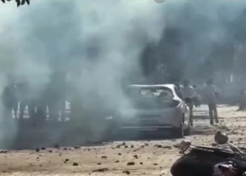 Noida News: नोएडा फेज-2 सैलरी हाइक प्रदर्शन के दौरान धुआं और हिंसा का मंजर, मजदूर और पुलिस के बीच तनाव