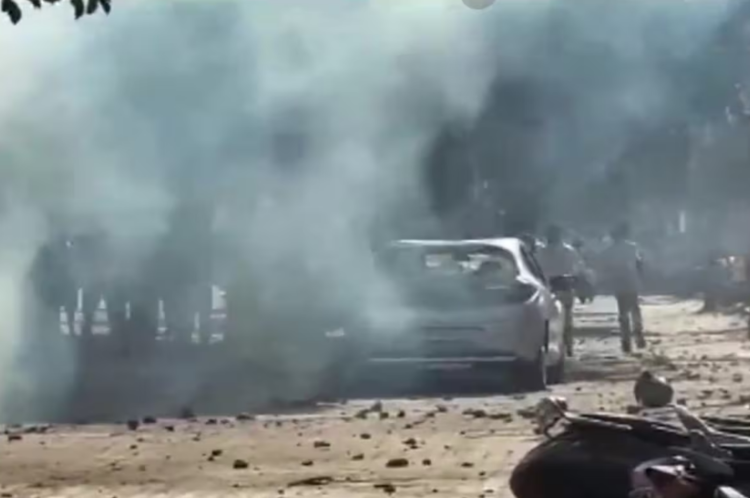 Noida News: नोएडा फेज-2 सैलरी हाइक प्रदर्शन के दौरान धुआं और हिंसा का मंजर, मजदूर और पुलिस के बीच तनाव