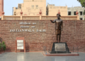 Jallianwala Bagh का मुख्य प्रवेश द्वार और उद्धम सिंह की प्रतिमा, अमृतसर का ऐतिहासिक स्मारक