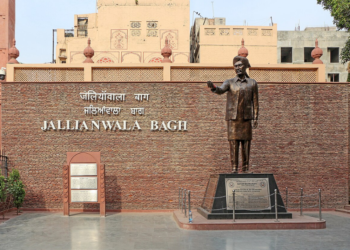Jallianwala Bagh का मुख्य प्रवेश द्वार और उद्धम सिंह की प्रतिमा, अमृतसर का ऐतिहासिक स्मारक