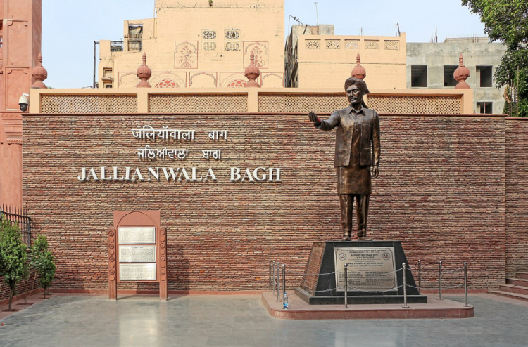 Jallianwala Bagh का मुख्य प्रवेश द्वार और उद्धम सिंह की प्रतिमा, अमृतसर का ऐतिहासिक स्मारक