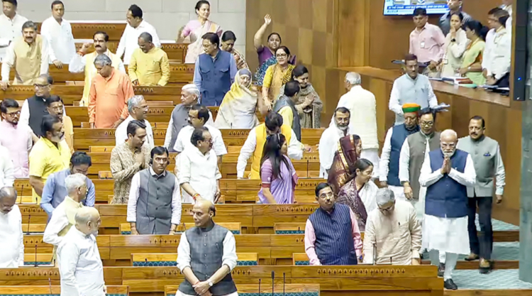 Women Reservation Bill Lok Sabha: प्रधानमंत्री मोदी और सांसद लोकसभा में Nari Shakti Vandan Adhiniyam पर चर्चा करते हुए