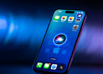 iOS 27 beta का नया लोगो और Liquid Glass इफेक्ट दिखाता हुआ iPhone 16 स्क्रीनशॉट