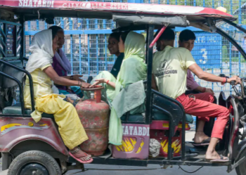 BAT BMS App का स्क्रीनशॉट जिसमें E-Rickshaw को Bluetooth से कनेक्ट करके बंद किया जा रहा है, 2026 वायरल ट्रेंड
