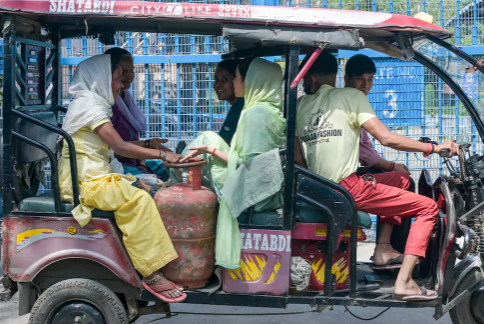 BAT BMS App का स्क्रीनशॉट जिसमें E-Rickshaw को Bluetooth से कनेक्ट करके बंद किया जा रहा है, 2026 वायरल ट्रेंड