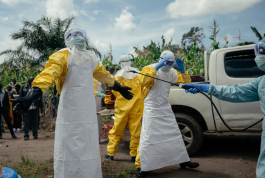 DR Congo Ebola Outbreak 2026 में इटुरी प्रांत में पीपीई पहने स्वास्थ्य कर्मी मरीजों की जांच करते हुए