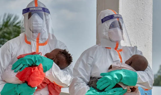 DR Congo Ebola Outbreak उपचार केंद्र में मरीजों की देखभाल करते स्वास्थ्यकर्मी