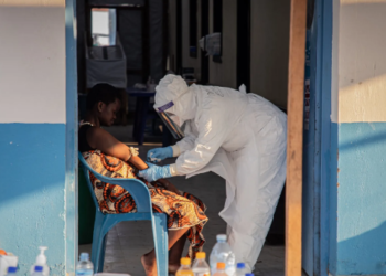 DR Congo Ebola Outbreak 2026 में इटुरी प्रांत में पीपीई पहने स्वास्थ्य कर्मी मरीजों की जांच करते हुए |