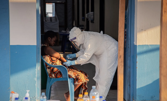 DR Congo Ebola Outbreak 2026 में इटुरी प्रांत में पीपीई पहने स्वास्थ्य कर्मी मरीजों की जांच करते हुए |